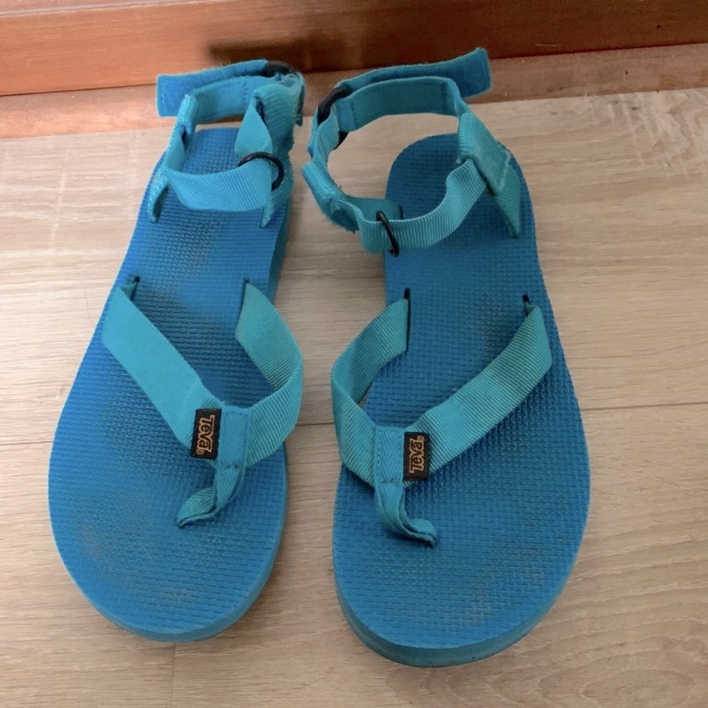 Teva thong Velcro strap sandal